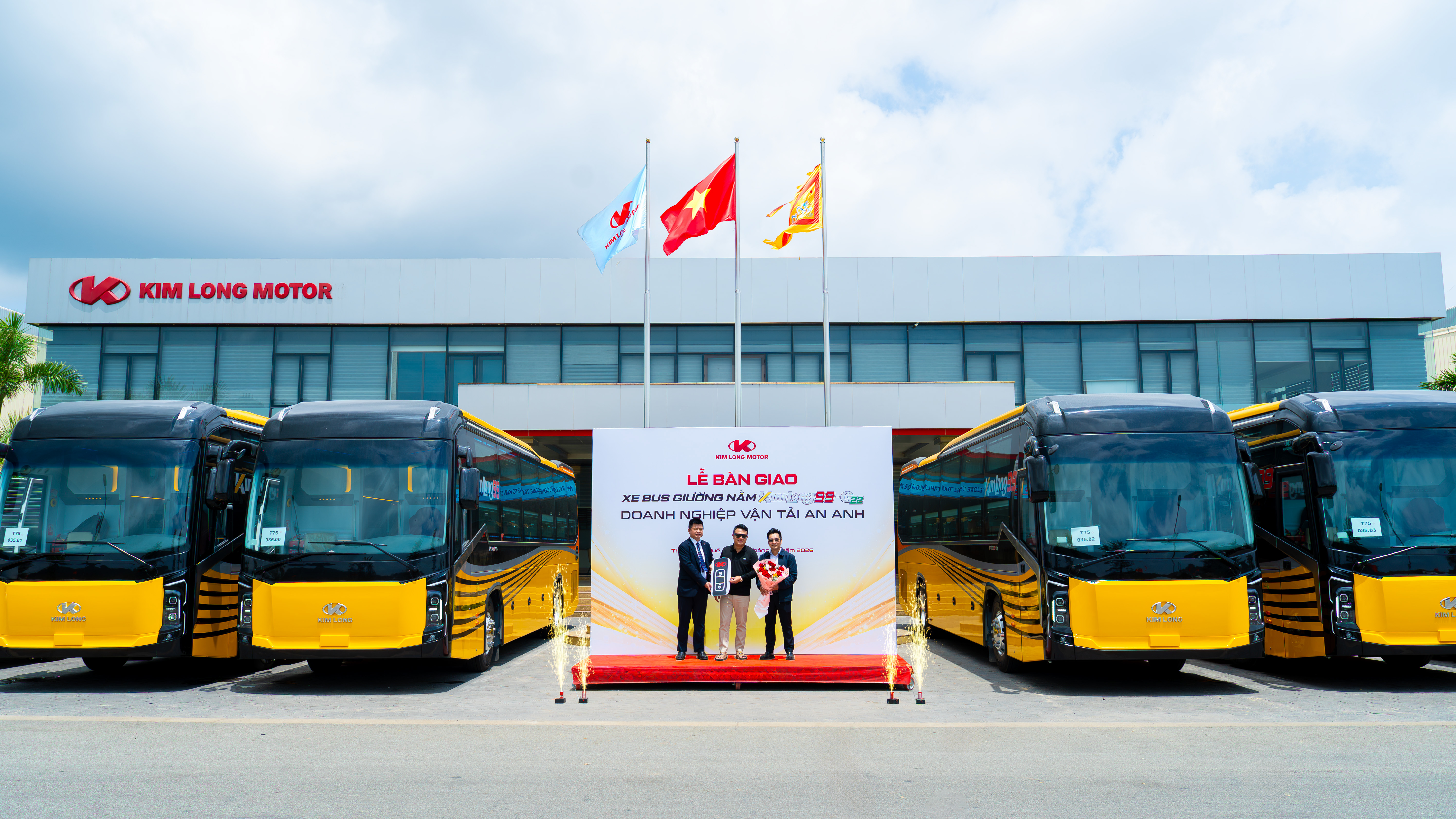Sáng ngày 10/06/2026, tại Khu công nghiệp sản xuất ô tô KIM LONG MOTOR Huế đã diễn ra lễ bàn giao 05 xe bus giường nằm KIMLONG99-G22 cho doanh nghiệp An Anh.